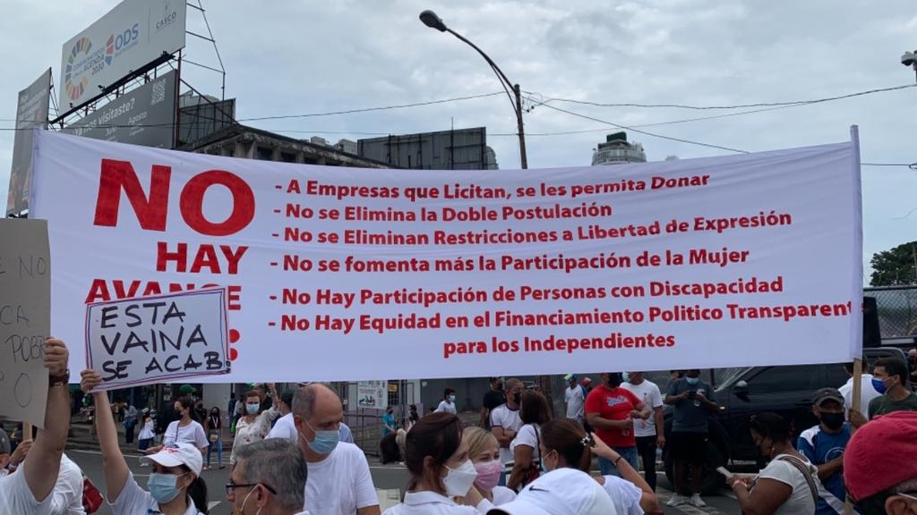 Marcha de panameños que exigen el fin de la corrupción llega a la Asamblea Nacional. #NuevaRepública dice presente.