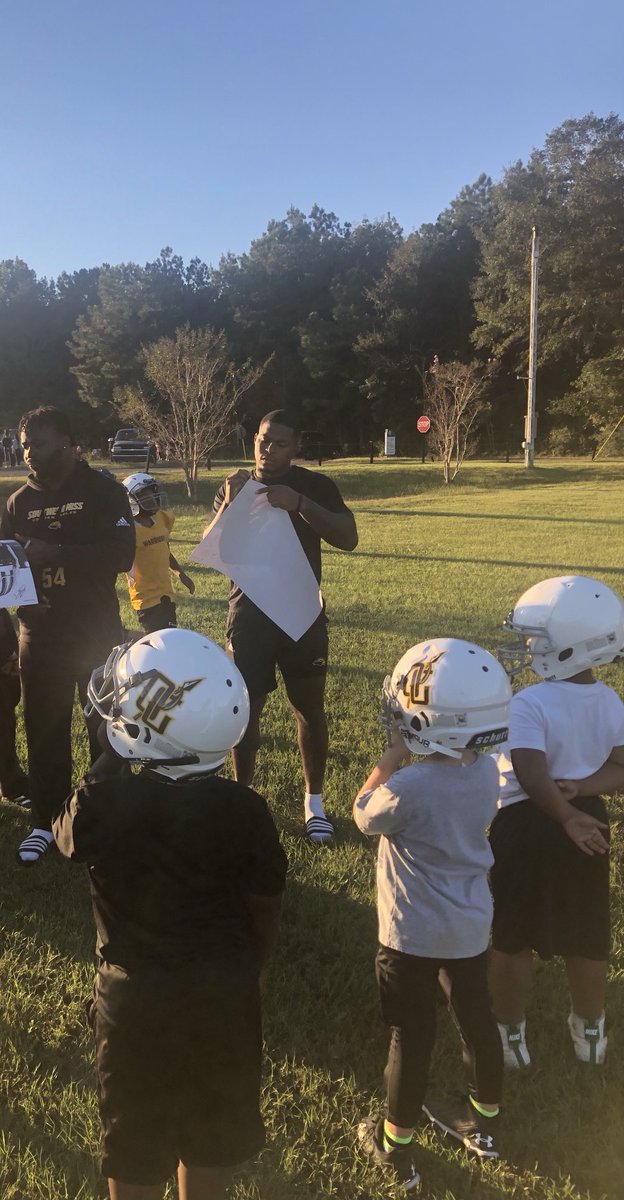 CoachBLacy's tweet photo. #DAWGPound &amp; ⁦@SouthernMissFB⁩ giving back to the Hattiesburg/Oak Grove community this evening. Signing a few schedule posters for future Golden Eagles. ⁦@underated54⁩ &amp; ⁦@_bigsmooth_3⁩ spoke to kids about working hard and becoming great young men. #AIE #SMTTT https://t.co/WFwYDnUSev
