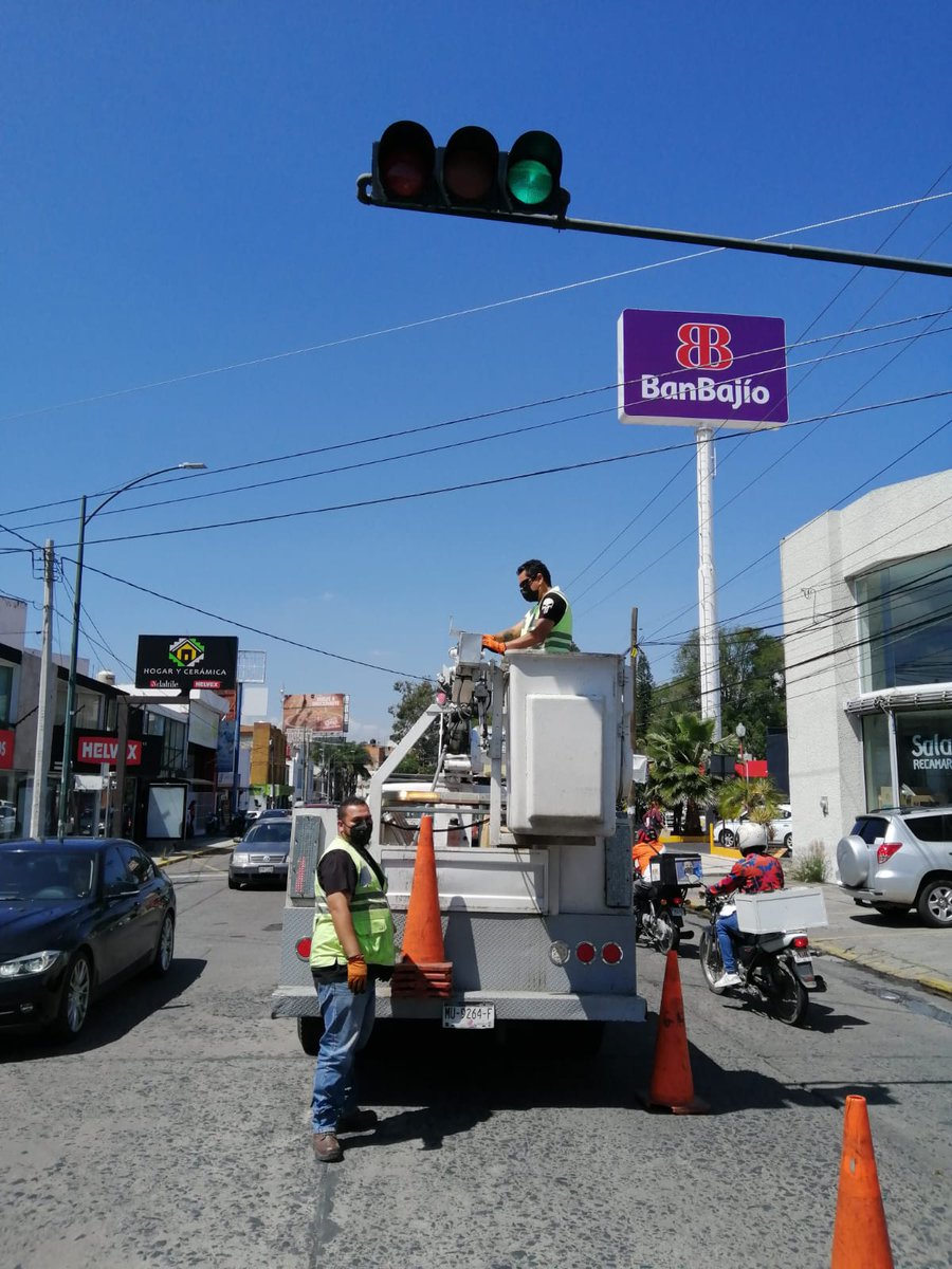 semovep's tweet photo. Para aumentar la seguridad vial de todos, realizamos mantenimiento y cambio de luces fundidas en los semáforos en diferentes cruceros de la ciudad.

Si deseas reportar algún semáforo en falla puede ser a través de esta vía o al teléfono 4431135000 https://t.co/k06l1gNqfY
