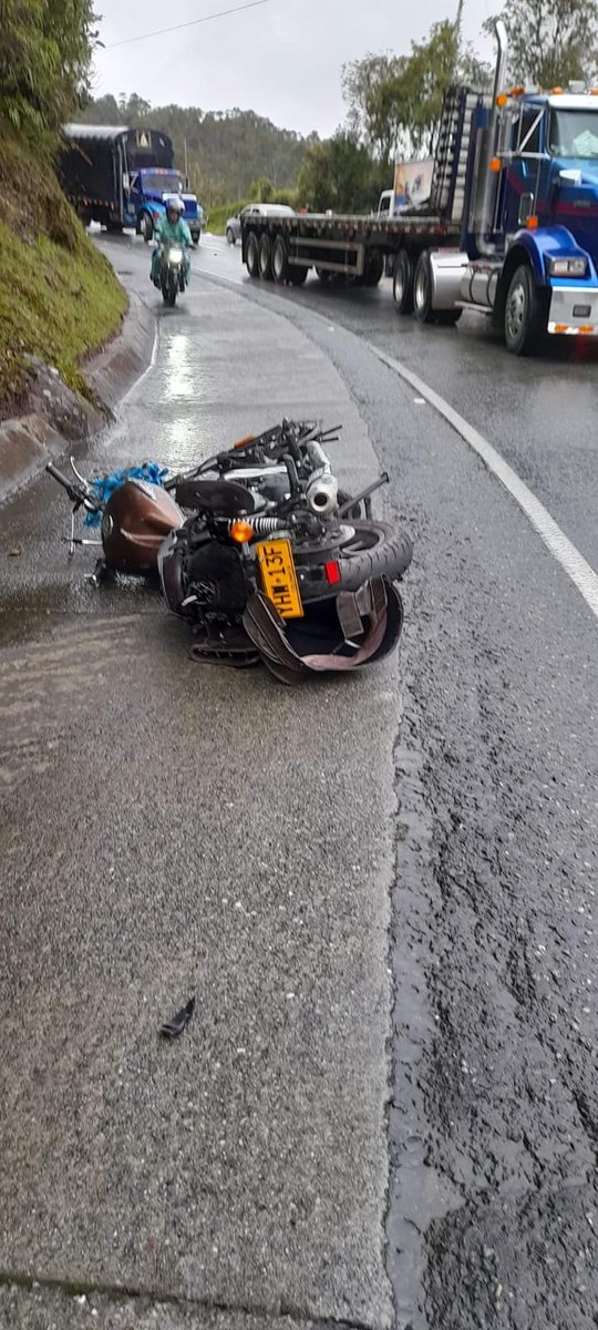 DenunciasAntio2's tweet photo. Quien sepa de familiares o amigos de los dueños de esta moto, ellos tuvieron un accidente en la vía hacia Yarumal, se pueden comunicar con el cuadrante de Yarumal. Placa YHW 13F. https://t.co/Z1HEDmrm8p