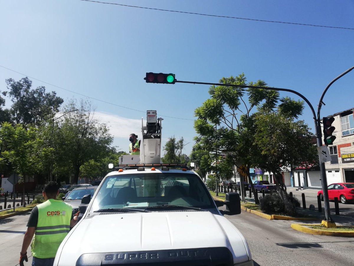 semovep's tweet photo. Para aumentar la seguridad vial de todos, realizamos mantenimiento y cambio de luces fundidas en los semáforos en diferentes cruceros de la ciudad.

Si deseas reportar algún semáforo en falla puede ser a través de esta vía o al teléfono 4431135000 https://t.co/k06l1gNqfY