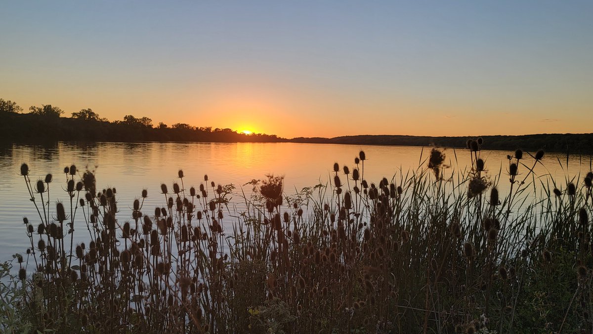 Academy911's tweet photo. @NWSChicago
Day is done,
Gone the sun,
From the lake,
From the hills,
from the sky;
All is well,
Safely rest,
God is nigh.
#weatherwatch #watchweather #weatherspotter #weatheryoulikeitornot #weatheringwithyou @CherylScottWX #chicago #illinois #usa πΊπ² #cherylscottwx #prairiestate https://t.co/FS9AhQnIxW