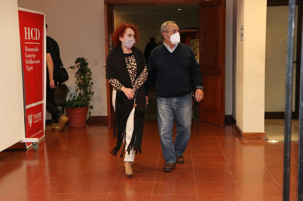 RobertojPasso's tweet photo. Compartimos en el día del fotógrafo y la fotógrafa el reconocimiento a los integrantes de @fotoclubtigre en el Honorable Consejo Deliberante. https://t.co/xF6HOxAH0R