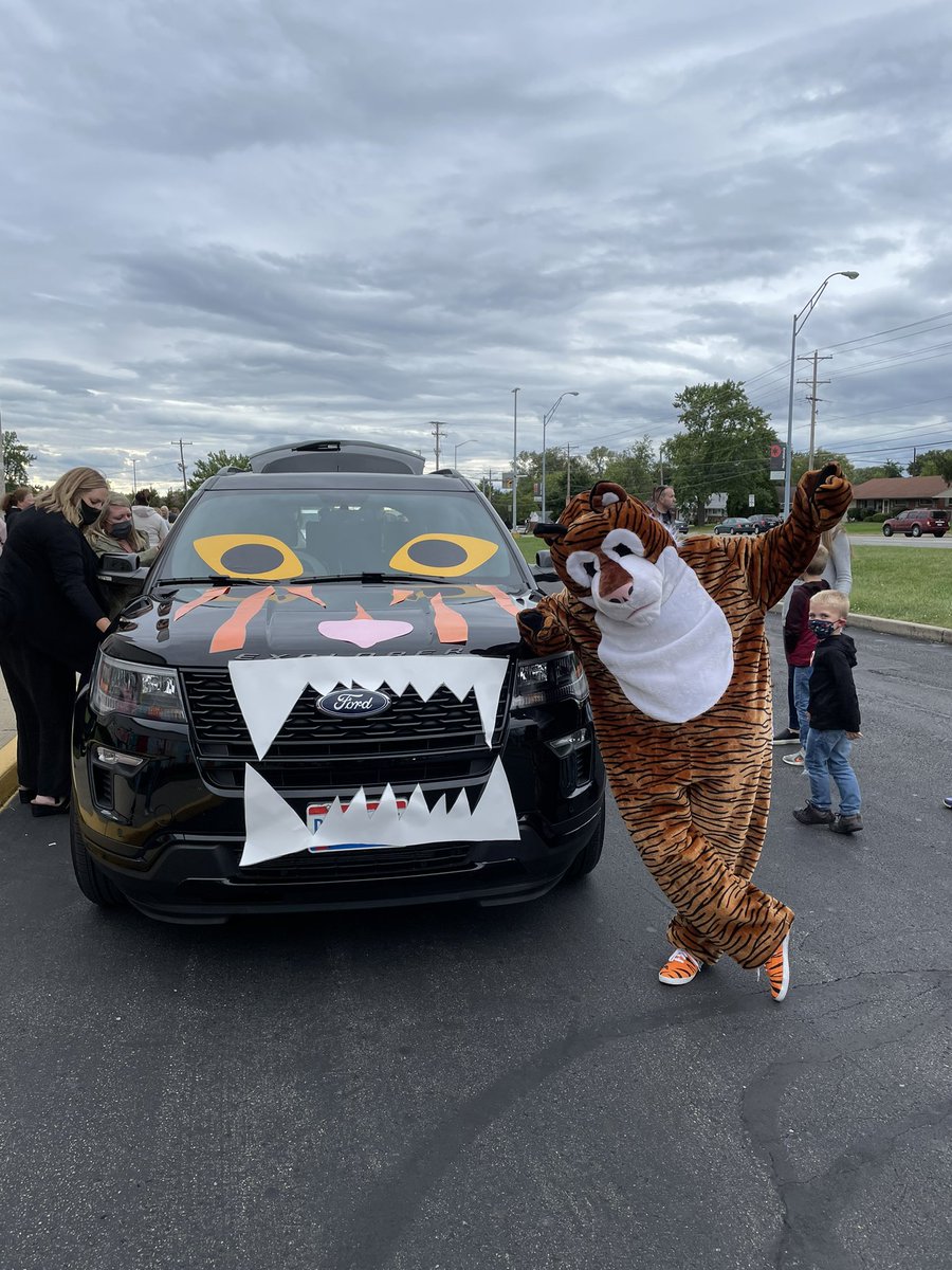 MsSpicerLSW's tweet photo. What an amazing night! I had such a blast seeing current and past students during this years Homecoming Parade! Definitely feeling #reynproud!💛💜 #reynmemories #HMSETigers @HMSTEAMtigers https://t.co/WLGkO8j2xv