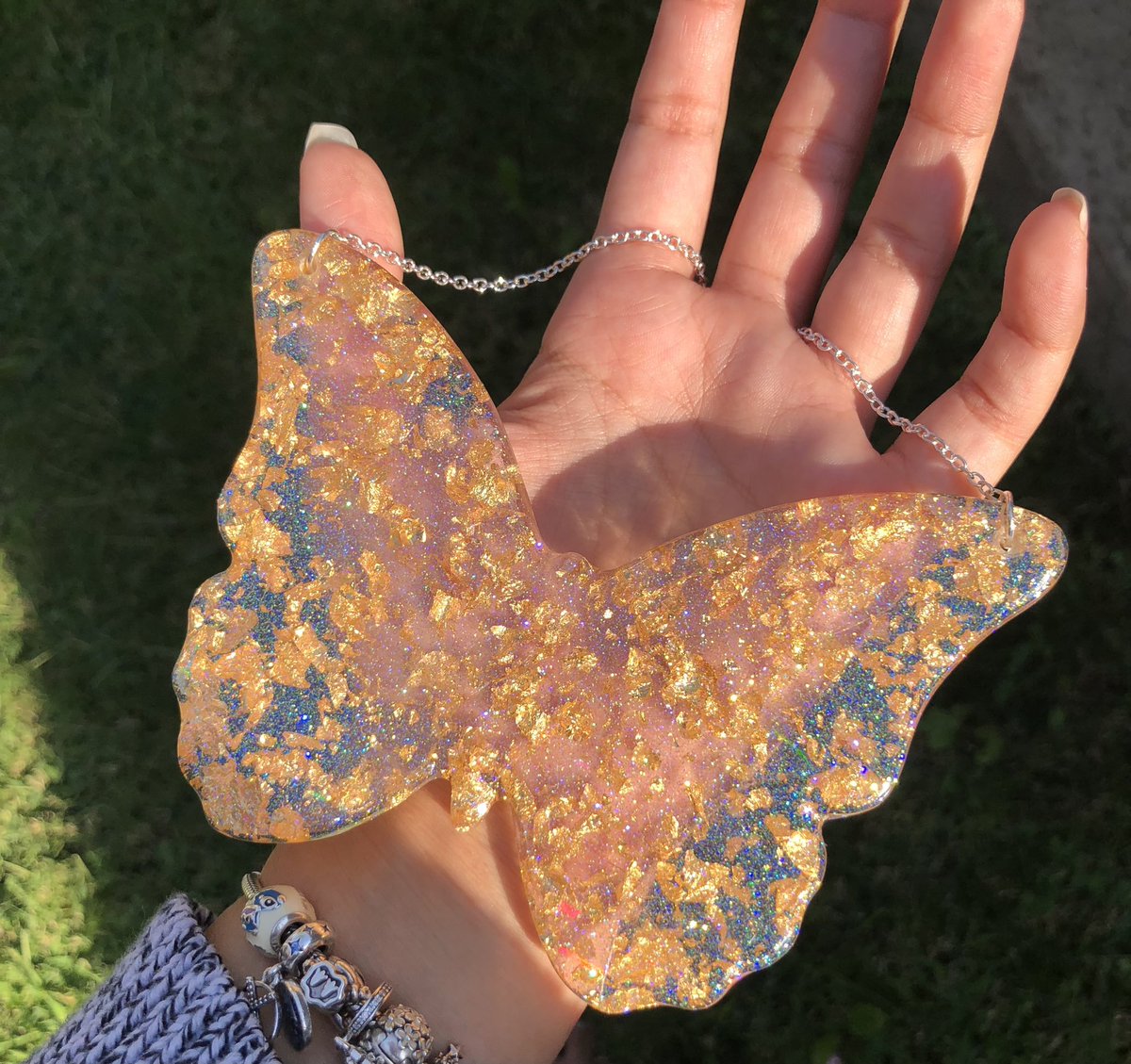 katiefrazier00's tweet photo. I haven’t done Resin pieces in awhile but i’m so proud of this Butterfly Wall Hanging I created 😍 

It’s filled with glitter and gold flakes, and has triangles of holographic on the surface ✨ 

It’s also available to purchase in my Etsy Shop 🙌🏻: https://t.co/vQk3X2rKVM https://t.co/jWqAUx2QLi