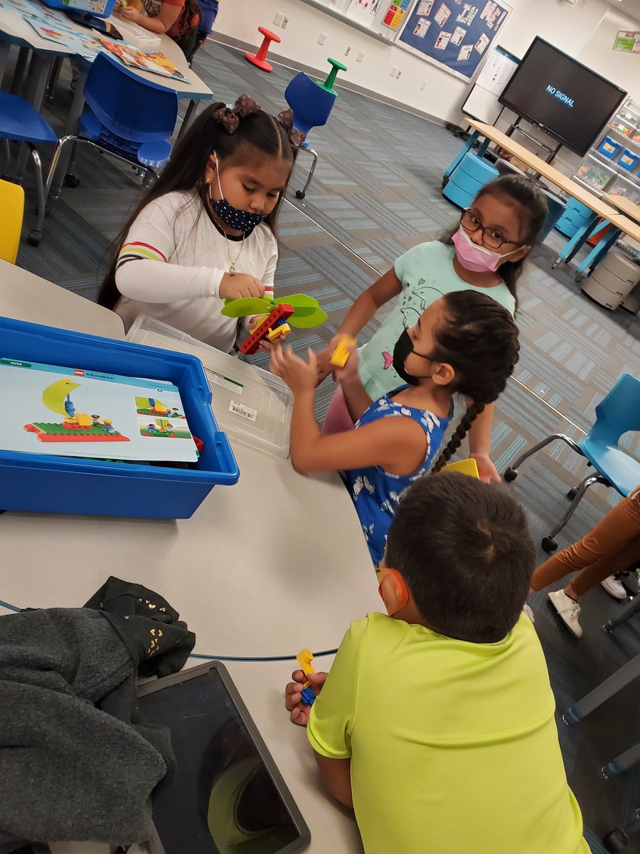 tranq084's tweet photo. Let's build a pinwheel! Our @BlantonBulldogs started their first project as a team and they did fabulous job working together😍👏💯 #BlantonSTEM #StrongerTogether @LEGO_Education @triciabadillo https://t.co/Swqpd9rwDs