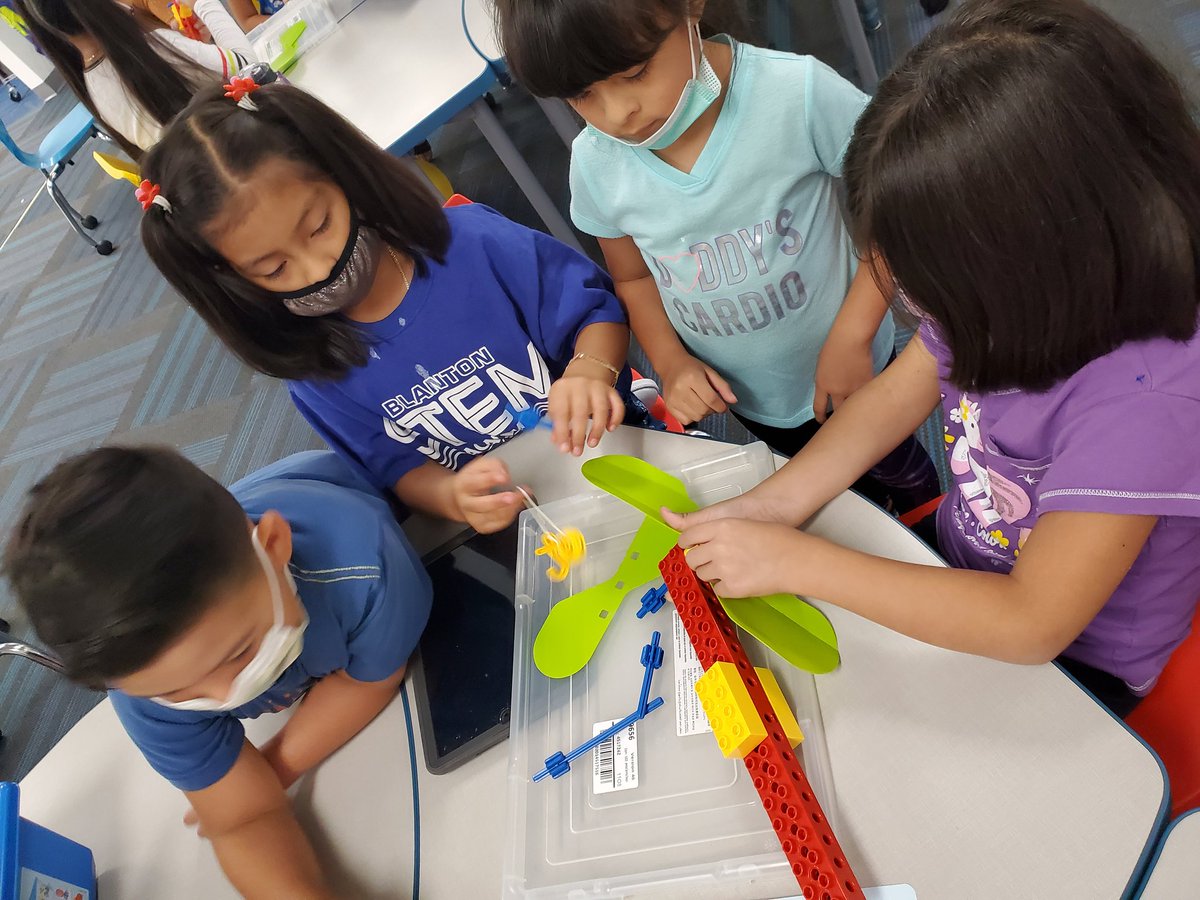 tranq084's tweet photo. Let's build a pinwheel! Our @BlantonBulldogs started their first project as a team and they did fabulous job working together😍👏💯 #BlantonSTEM #StrongerTogether @LEGO_Education @triciabadillo https://t.co/Swqpd9rwDs