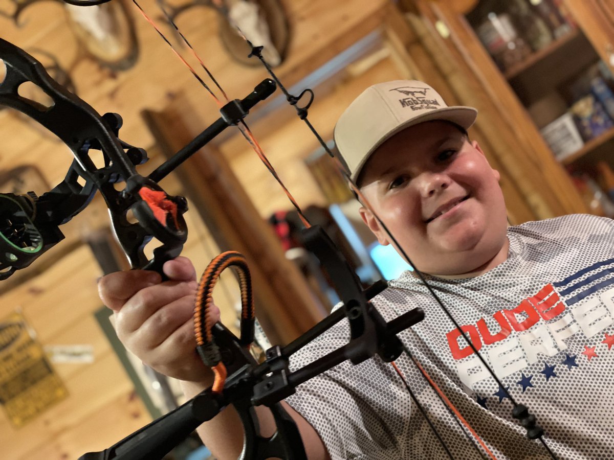 ItsBigNick's tweet photo. Beau and his bow are ready to sling some arrows!! 🏹🦌
#bowandarrow #bowhunting #kidswhohunt #bowhunter #deer #whitetailseason #deerhunting #takeakidhunting #bowsetup #bowstrings https://t.co/LI2WutrwtB