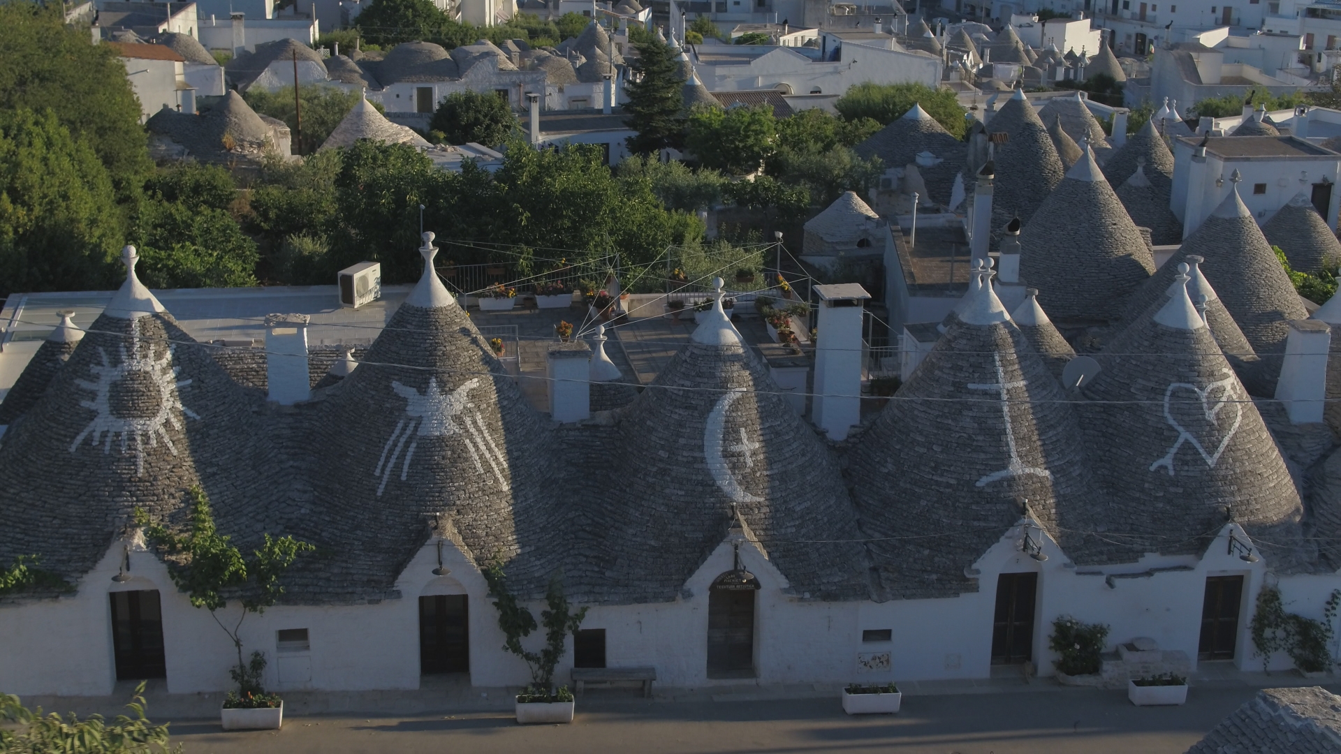 世界遺産 26日は 南イタリア アルベロベッロ の町 ここには モルタルなどの接着剤を使わず ただ石灰岩を積んだだけの家 トゥルッリ が1600も立ち並びます T Co Ahcbe1v6nk Twitter