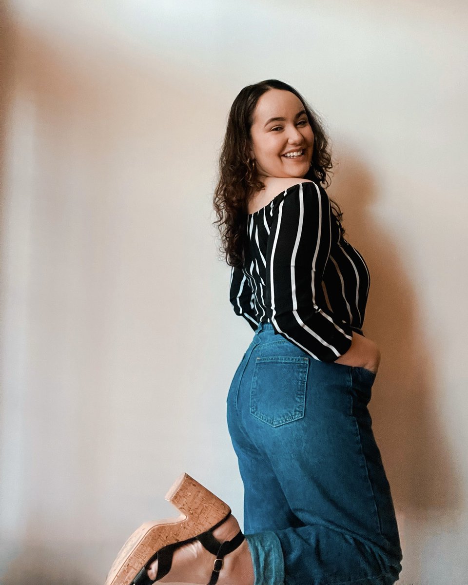 racheliacovone's tweet photo. Happy #BiVisibilityDay from me and my favorite pair of cuffed jeans 🦩🦩🦩
#ABitOfBoth #PorQueNoLosDos https://t.co/W94rd6NHT4
