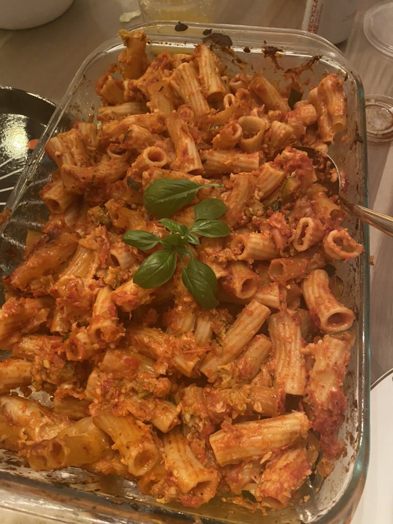 staceyglick's tweet photo. Delicious easy dinner thanks to @HowSweetBlog @notwithoutsalt. Broccoli fritters, Burrata baked ziti and focaccia pizza. #everydaydinners #letsstayin๐๐ฅฆ๐๐ฅซ๐ https://t.co/0qQFq42PVb