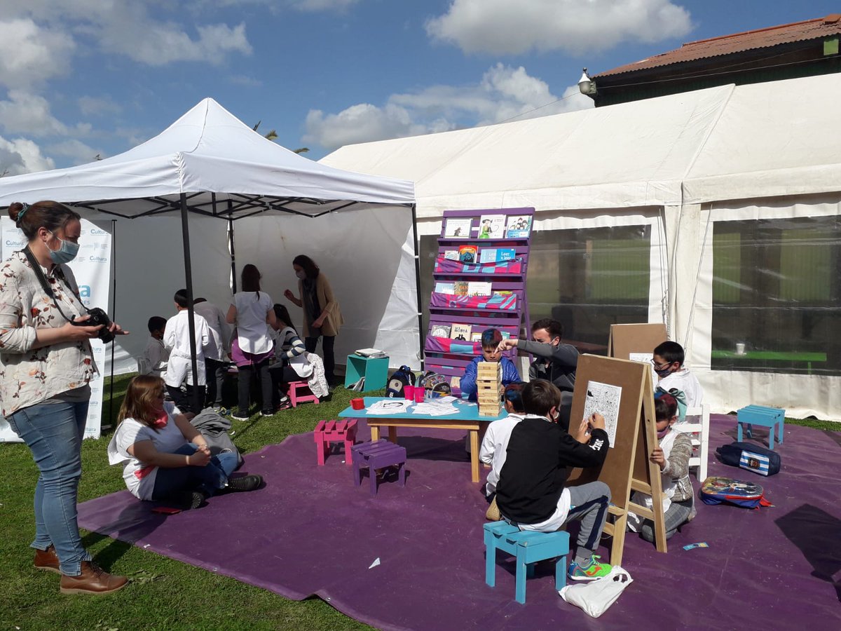 Participamos de la Feria Regional del Libro de Roque Pérez con nuestro stand de promoción de derechos culturales para las infancias. Desde hoy y durante todo el fin de semana recibirá a niñas y niños para compartir libros, lecturas, materiales para colorear y un especio lúdico 🤗