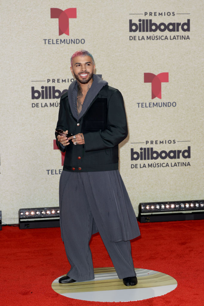 LatinBillboards's tweet photo. Así fue la llegada de @rauwalejandro por la alfombra roja de los #Billboards2021. 🤤 

Show him some love ❤️ https://t.co/TIkHkpJkef