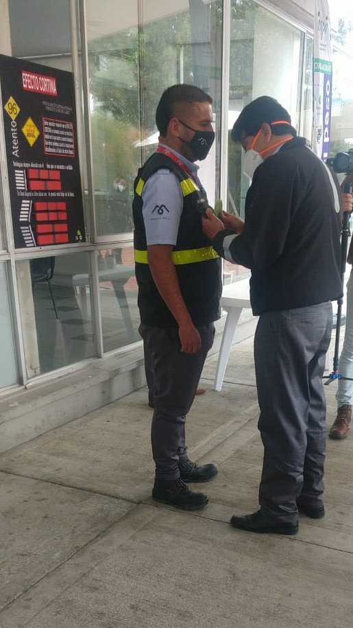 BogotaMovilSAS's tweet photo. Seguimos trabajando para brindarte un Sistema más seguro día a día, en esta ocasión estamos con #Si18 realizando actividades de sensibilización con nuestros operadores, recordando la importancia de la Cordialidad y la Seguridad Vial.
#BMOTeCuida
@TransMilenio https://t.co/UIfWQWLP2v
