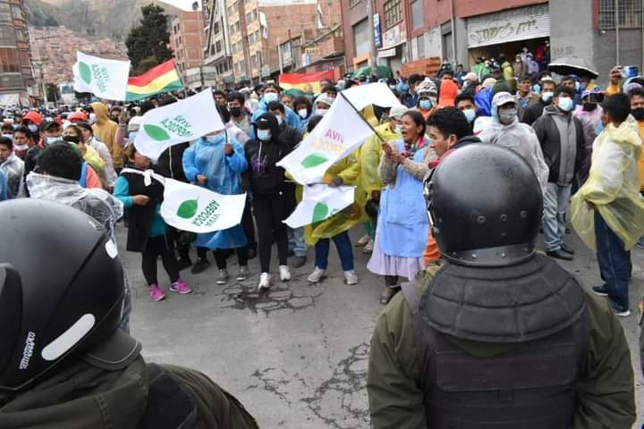 VillcaTerrazas's tweet photo. Libertario
#BoliviaEnDictadura Comunismo:
Miles de productores de hoja de coca se dirigen desde la cumbre a la sede de Adepcoca para retomar sus instalaciones tras haber sido tomadas por sectores afines al narcotráfico comunista totalitário.
Viva la libertad carajo🐍🇧🇴!
#SosB https://t.co/sPJv31S9hu