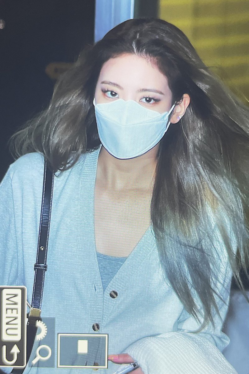 20000721_cab's tweet photo. 210924 뮤뱅 퇴근
지수야,,, 너무 오랜만이다 
반가워 진짜 반가워 
#리아 #최지수 #있지 #ITZY https://t.co/fy6d82Z5TF