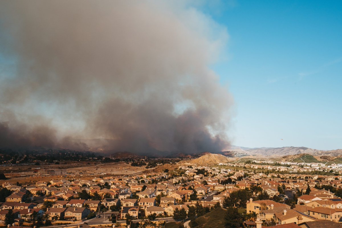 CalHomeNews's tweet photo. 80% of buyers are worried about #climatechange and #wildfires in #CA, but many still buy homes in high-risk areas, according to a @redfin report. Now, homebuyers can check the #wikdfire risk https://t.co/0DKKaNDnhL https://t.co/ETZ3Qh9Mt9