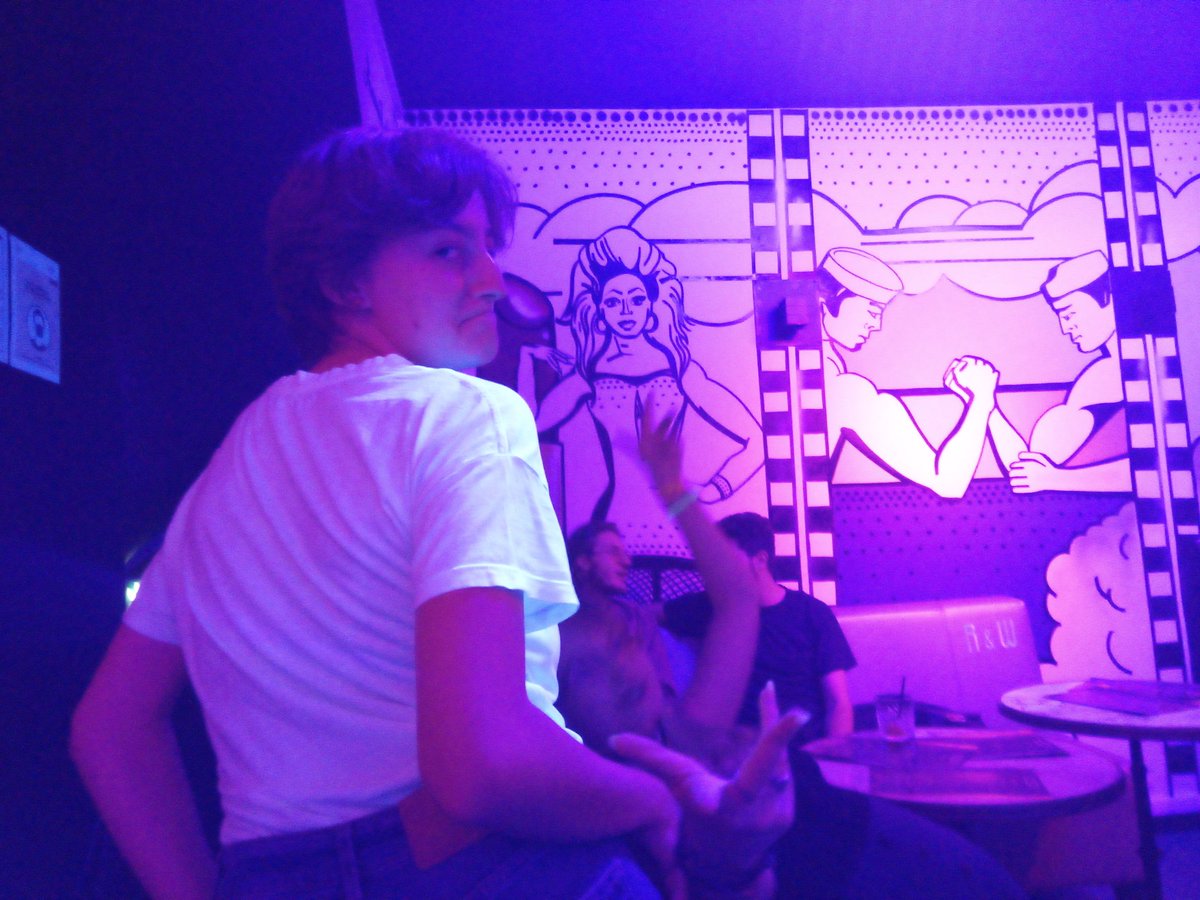 GoldflamKuroryu's tweet photo. P'tit tour des bars d'Amiens avec @Bi_Mermaid Clem et @Ayilench 
Là on était au bar gay
#bars #baraton #soiree https://t.co/JEtKqMtXQM