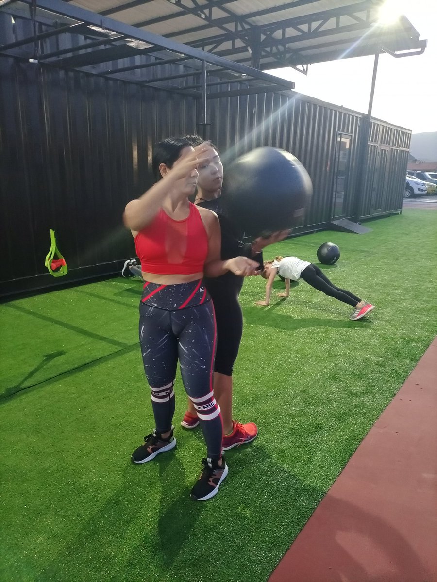Jcolmenares_1's tweet photo. Hoy estuve al otro lado del vidrio.

Estuve como instructor invitado  de mi partner @ElizbthVil  en @Spoilerboxcrossfit. Hicimos una rutina de funcionales bajo el sistema @evolutionadvanc @TRAINER_360

60' minutos de trabajo intenso y diversión al mejor estilo #Evolution360 https://t.co/BiUjNVcSco
