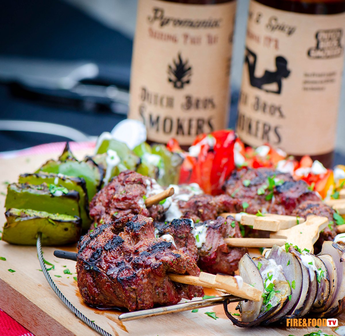 Vandaag staat de Meaty rainbow skewer op ons menu. Een heel kleurrijk gerecht met bavette en veel groenten gemaakt door Bastiaan en pitmaster Rinus Poot. Kijk je mee? -> youtu.be/DbyFy7avGHM