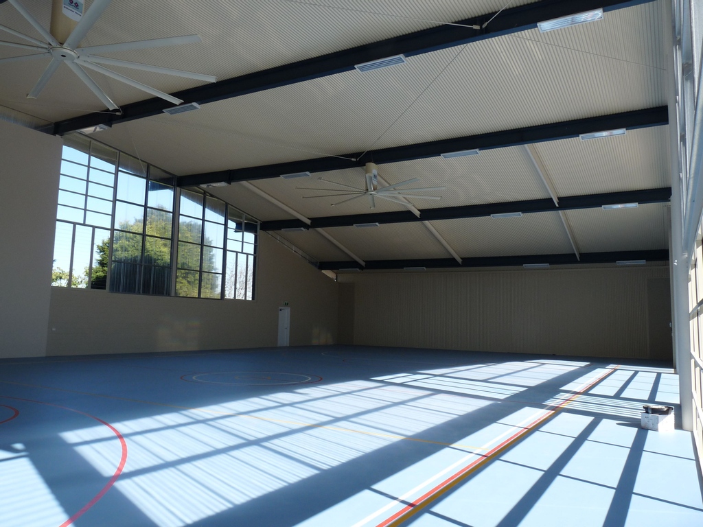 Versiclad's tweet photo. Not too much longer until schools return. The students at the Northern Beaches High School will be really comfortable in their insulated sports hall.
#VersicladVersatile #DoubleCorrolink https://t.co/Fe82afUfJd