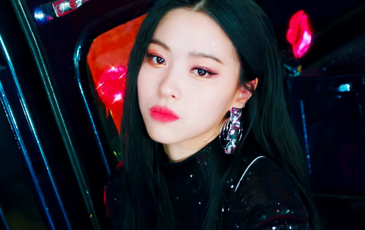 Itzy speed up. Itzy ryujin loco. рюджин itzy. itzy chaeryeong loco. рюджин 2025 локо.