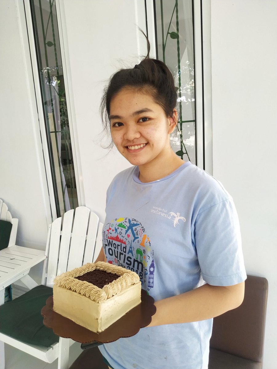 Nicole_JrMCI's tweet photo. Coffee Cake w/ Coffee buttercream

Recipe based from @lysa_tangkulung 

So delicious &amp; not too sweet

I love it. Thank you https://t.co/OhUEpd4yKC