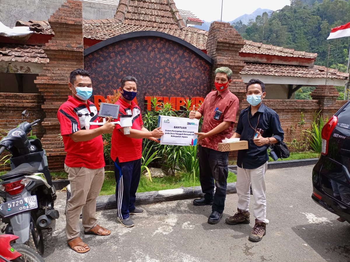 plntanjungjatib's tweet photo. Penyerahan bantuan alat sistem peringatan dini longsor pada desa tangguh bencana di Kabupaten Jepara
#CSRPLNTJB #TJSLPLN https://t.co/z3eFMPZOZz