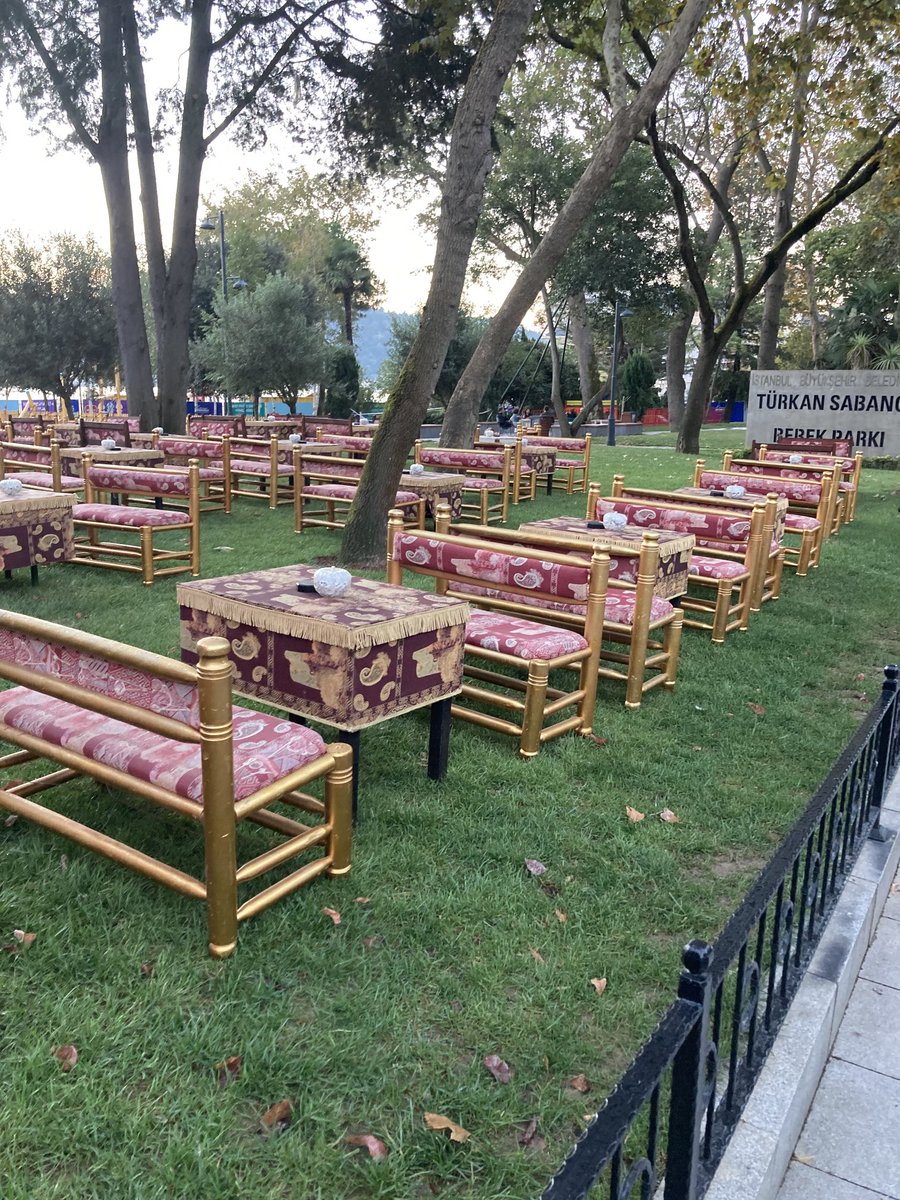 Bu parkın yapımı için Bebek’liler 4-5 ay bekledi.Masraflarını T.Sabancı karşıladı.Anadolu Sigorta burada pet ve çevre fuarı açıyor.Rezalete bakın🙄Seyyar bir çaycıya fuar süresince tahsis edilmiş.Kahve ve çay satacak.
Neredesin İBB.,neredesin Bebekliler Derneği ve sevgili muhtar