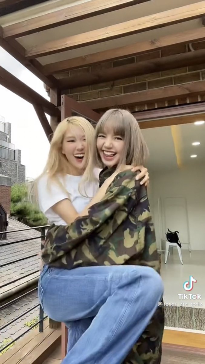 blackpinkbabo's tweet photo. will never get over this 🙈 @Blackpink https://t.co/36aG8eiN16