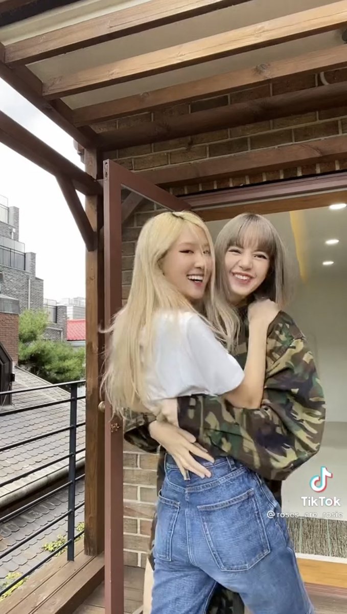 blackpinkbabo's tweet photo. will never get over this 🙈 @Blackpink https://t.co/36aG8eiN16