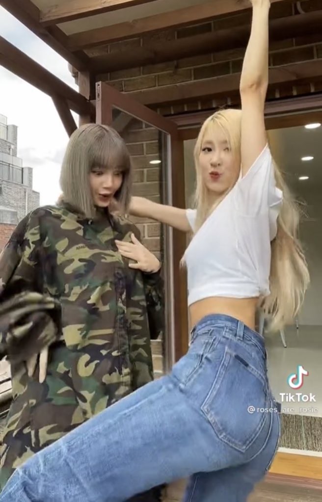 perfectlalisa's tweet photo. DID SHE JUST😭😭😭 https://t.co/UmXufpTnwq