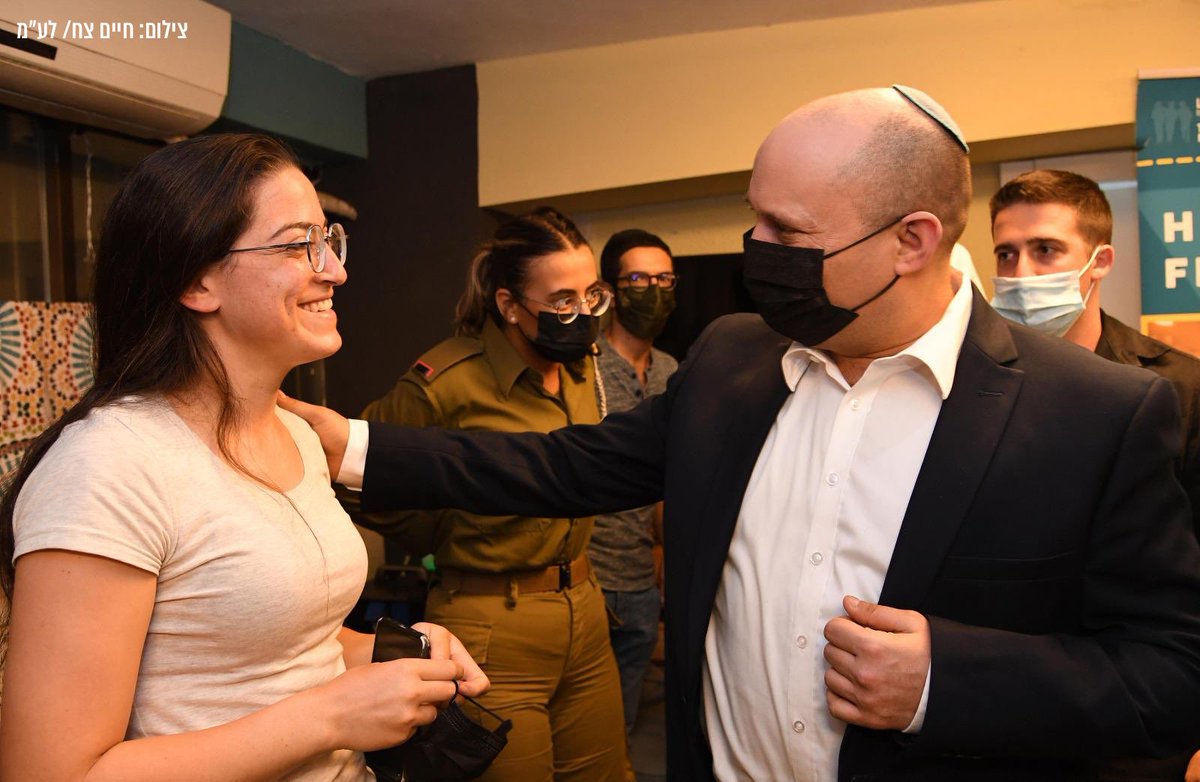 naftalibennett's tweet photo. אתמול בערב ביקרתי חיילים בודדים בסוכת המרכז לזכרו של מייקל לוין ז״ל ביחד עם שר התקשורת יועז הנדל.

פגשתי חיילים וחיילות מהארץ ומהעולם, דתיים וחילונים, שעזבו בית, משפחה, חברים, ובניגוד למקובל בסביבתם בחרו להתגייס לצה״ל ולהגן על מדינת ישראל. >> https://t.co/5mD0Sd2Vdg