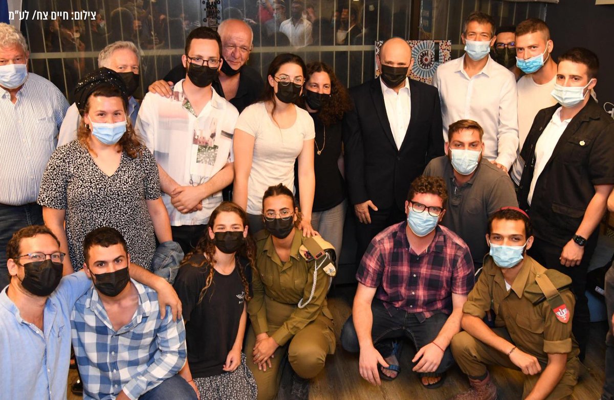 naftalibennett's tweet photo. אתמול בערב ביקרתי חיילים בודדים בסוכת המרכז לזכרו של מייקל לוין ז״ל ביחד עם שר התקשורת יועז הנדל.

פגשתי חיילים וחיילות מהארץ ומהעולם, דתיים וחילונים, שעזבו בית, משפחה, חברים, ובניגוד למקובל בסביבתם בחרו להתגייס לצה״ל ולהגן על מדינת ישראל. >> https://t.co/5mD0Sd2Vdg