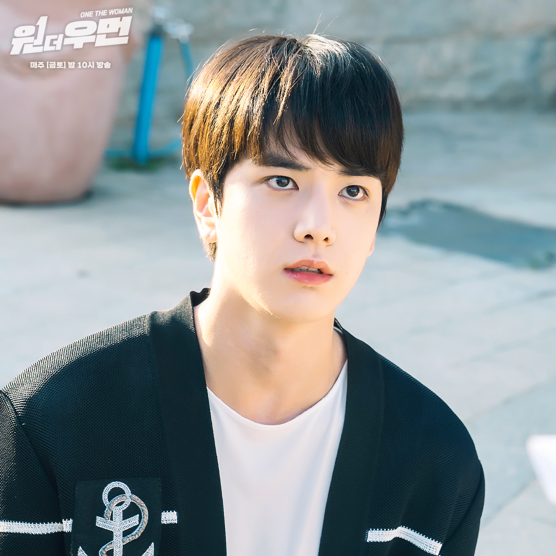 SBSNOW's tweet photo. 어떻게 이런 아이를 쫓아내시나요..😭
어린 시절 한주 그룹에서 매몰차게 쫓겨난 눈물 젖은 빵티쥬.. 승욱의 상처😢

SBS 금토드라마 <원 더 우먼>
☞ 매주 [금토] 밤 10시 방송

#더블라이프코믹버스터 #SBS금토드라마 #원더우먼 
#OnetheWoman #OnetheWomanstillcut 
#더보이즈 #영훈 https://t.co/zB3ViMG3Y7
