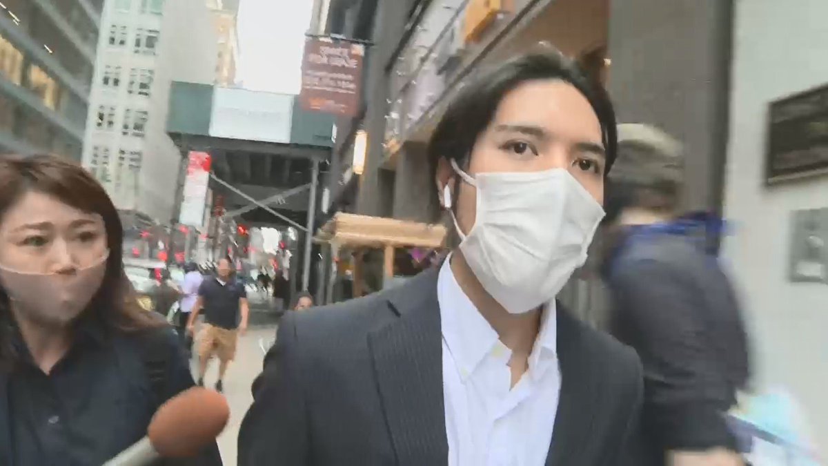 FNN_News's tweet photo. アメリカ・ニューヨークでカメラが捉えた小室圭さん。

小室さんは病院から出てきたところで、帰国に向けてPCR検査を受けたとみられる。

携帯電話で誰かと話しをしていたが、我々の質問に答えることはなかった。
https://t.co/8pF1bezVbo
#小室圭さん #ニューヨーク #FNNプライムオンライン https://t.co/RLQd9qM6Vm