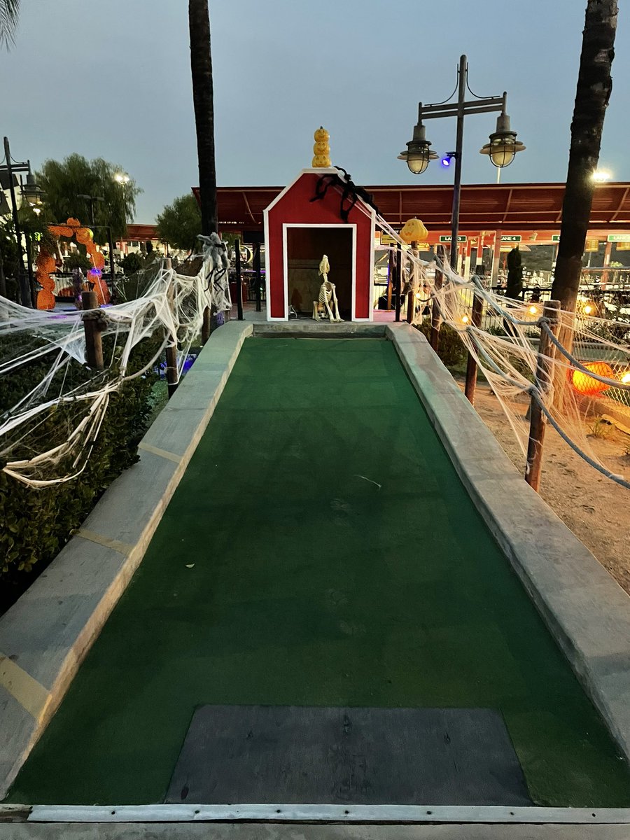 ThemeParkDuo's tweet photo. The decorations around the Mini Golf coarse are pretty cute! #SpeedZoneLA #HauntedMiniGolf https://t.co/urh4ejBsak
