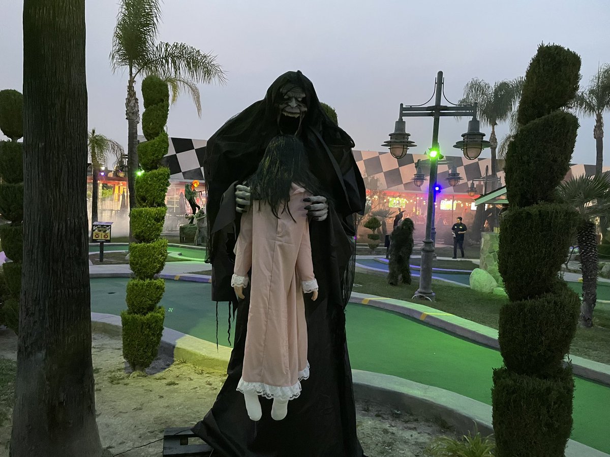 ThemeParkDuo's tweet photo. The decorations around the Mini Golf coarse are pretty cute! #SpeedZoneLA #HauntedMiniGolf https://t.co/urh4ejBsak