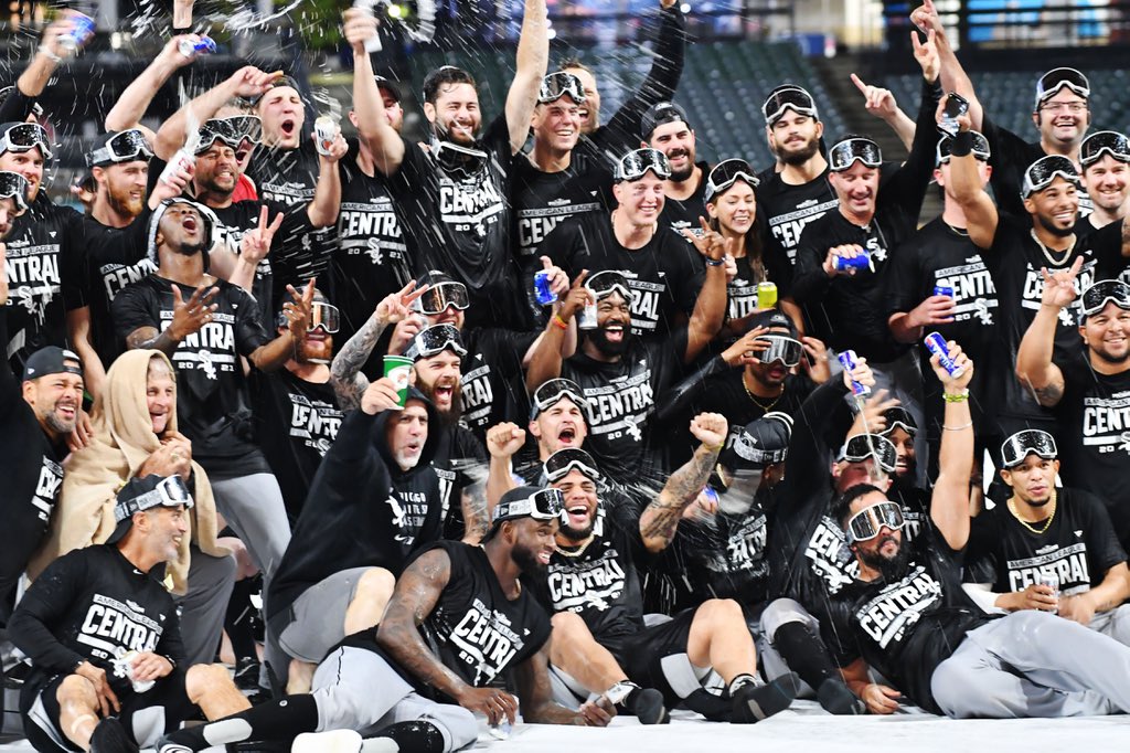 CHSN_WhiteSox's tweet photo. FAMILY 🖤 https://t.co/k8u0YAqLCt