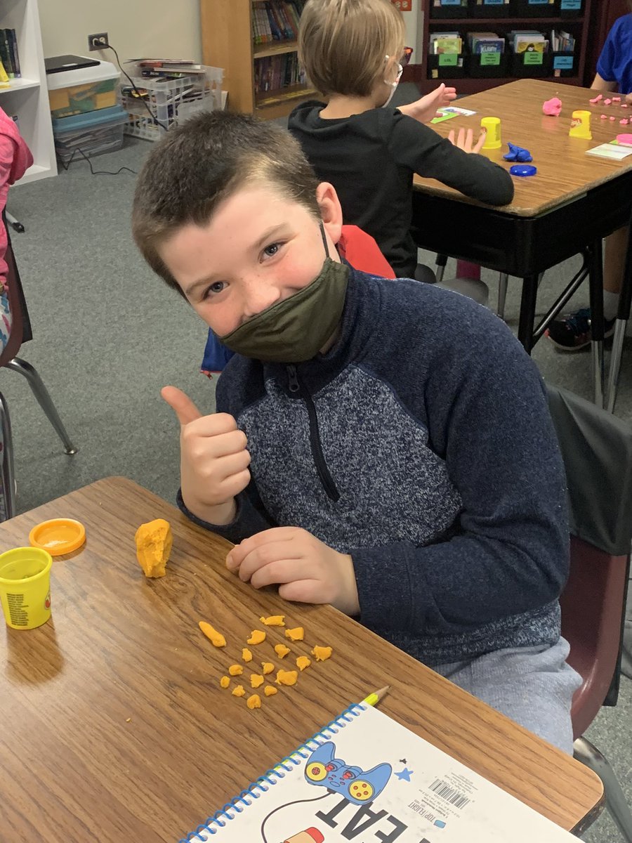 salas_leighann's tweet photo. I love playdo. It comes in handy for so many things. Get to know you activity ✅ Indoor recess ✅ Learning about arrays ✅✅ #3rdgraderules #math https://t.co/nadMT0YjOb
