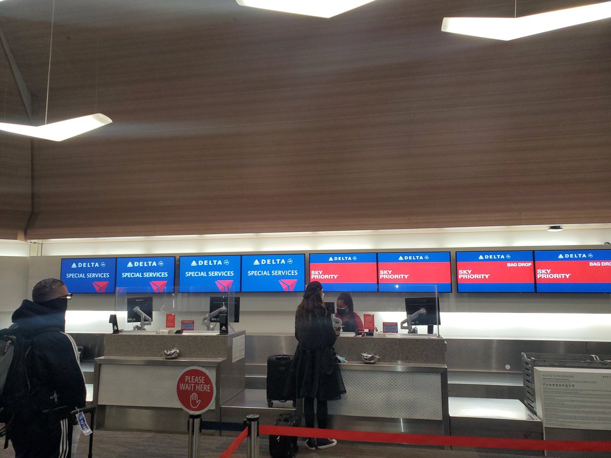 JeffEggs's tweet photo. @Delta #Delta #SFO REALLY - 1 human working? How about providing your team with the support they need so they can support us - your 'priority members'?!?! 

Not mad just disappointed! https://t.co/utmhmYERJt