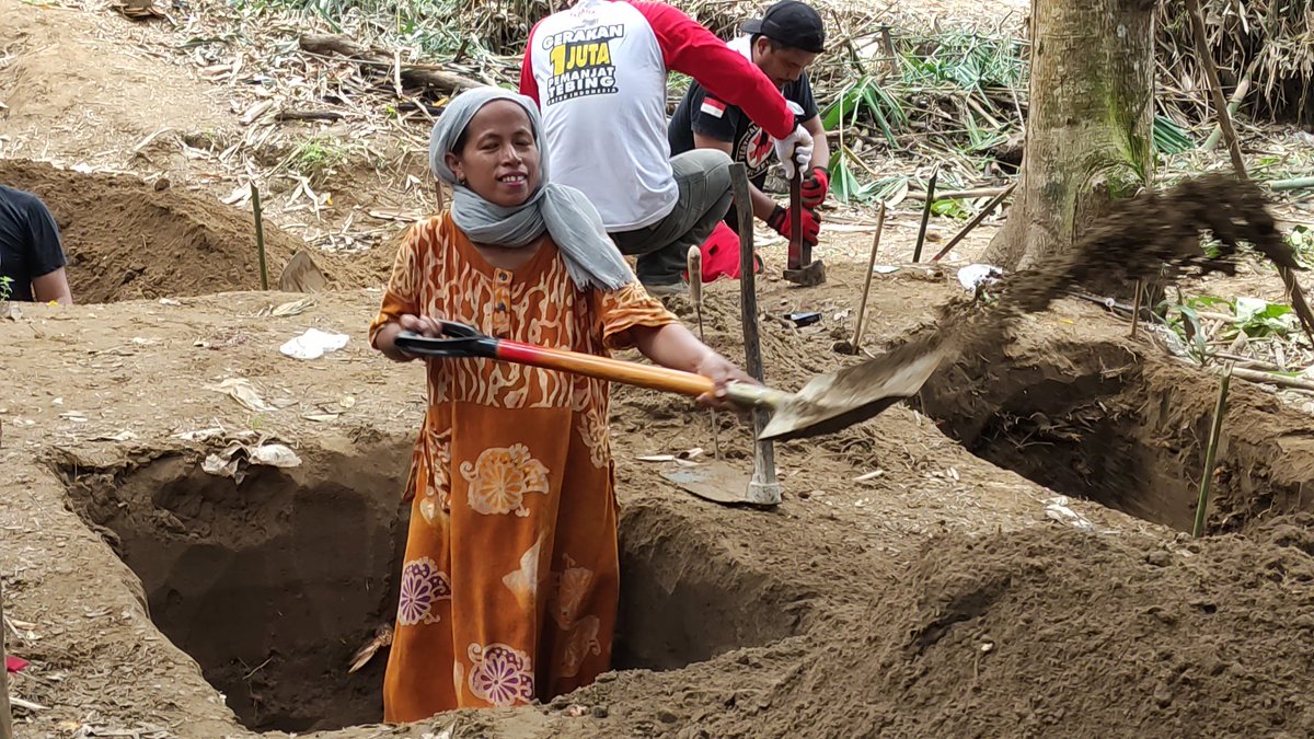 DuniaKuli's tweet photo. Di saat emak-emak ikut menggali, di situlah sobat kuli harus ikut beraksi.

Ada yang bisa tebak, kita mau bangun apa? https://t.co/aE0IVpbG5s