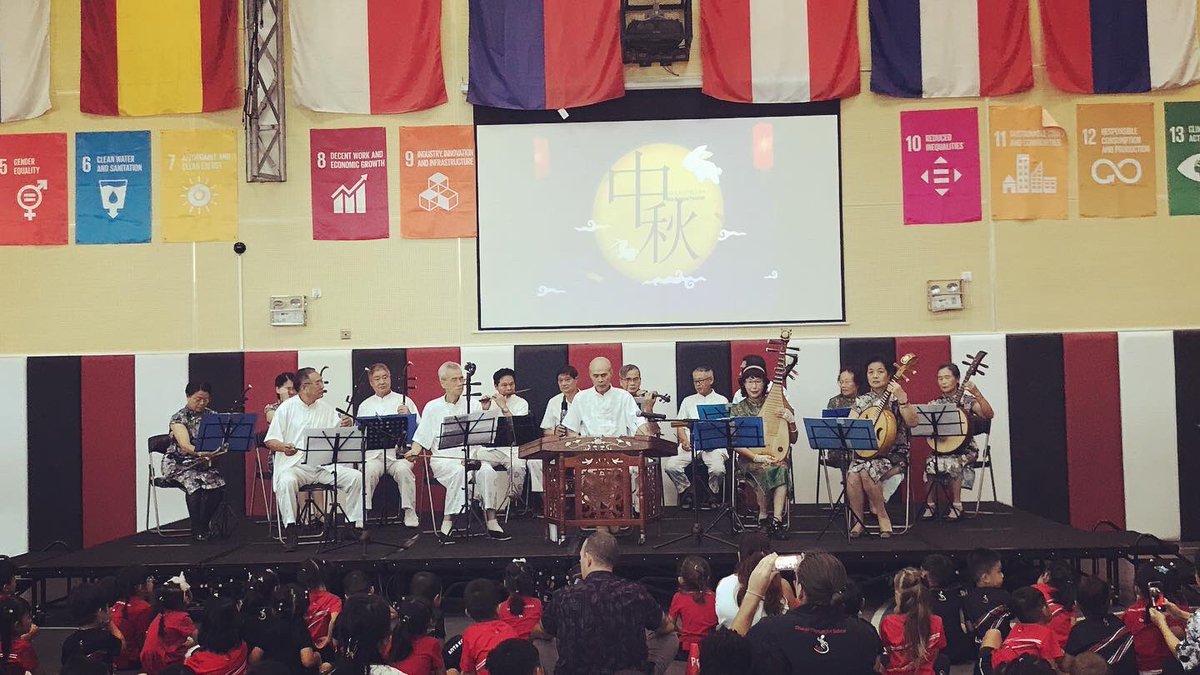 SISGeckos's tweet image. Thank you to all of the wonderful performers from the Nanshan International Cultural Exchange &amp;amp; Service Center! The #SIScommunity learned a lot from this #inspiring performance! 🎑 🥮 #Chineseculture #MidAutumnFestival #sisrocks #issedu #Shenzhen #InternationalEducation