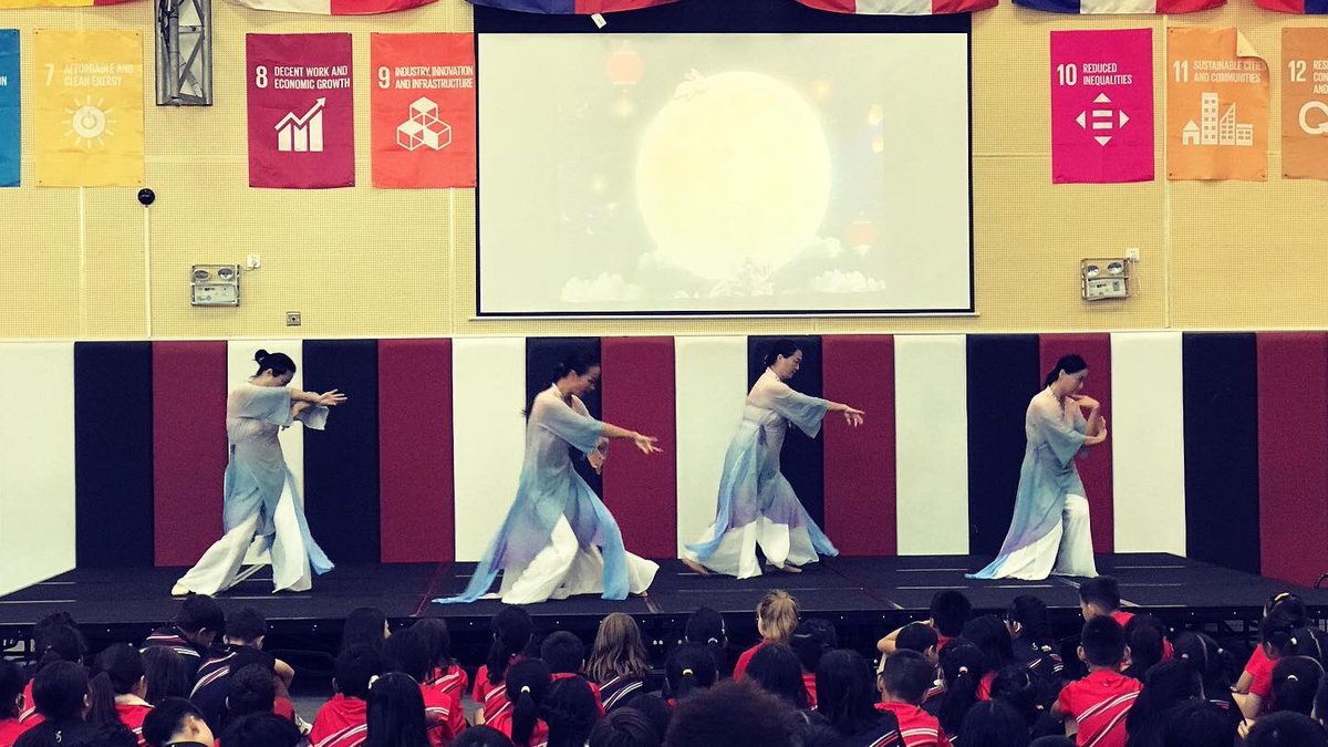 SISGeckos's tweet image. Thank you to all of the wonderful performers from the Nanshan International Cultural Exchange &amp;amp; Service Center! The #SIScommunity learned a lot from this #inspiring performance! 🎑 🥮 #Chineseculture #MidAutumnFestival #sisrocks #issedu #Shenzhen #InternationalEducation