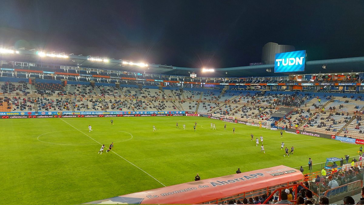 betoperezlanda's tweet photo. Aunque los #Tuzos van ganando, integrantes de la #UltraTuza han coreado 2 cánticos manifestando descontento por la actual situación del equipo:
"Aplaudan, aplaudan, no dejen de aplaudir, que el profe #Pezzolano ya se tiene que ir" 🎶
"Profe Fassi, regresa profe Fassi..."🎶 https://t.co/ShNe5jQdAh