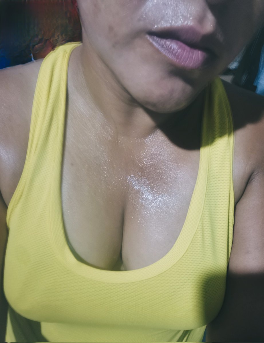 MarinaSandLust's tweet photo. Terminando el ejercicio, derritiendome como si tuviera tus manos sobre mí #Sudando #SiguemeYTeSigo https://t.co/yVcsmOAcDT