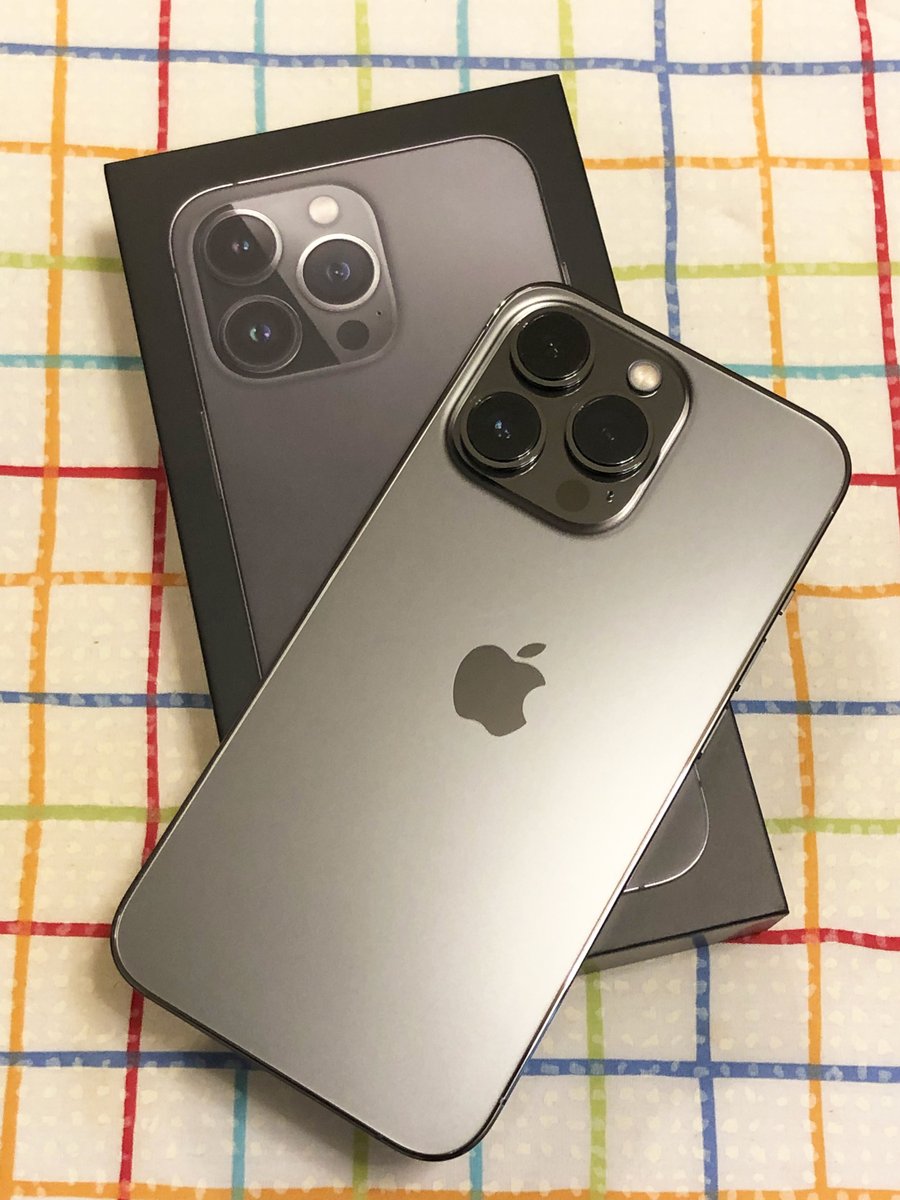 knuma's tweet photo. 250人を超える学生へのオンライン授業中に届くiPhoneさん https://t.co/mvZ1erJ5Mu