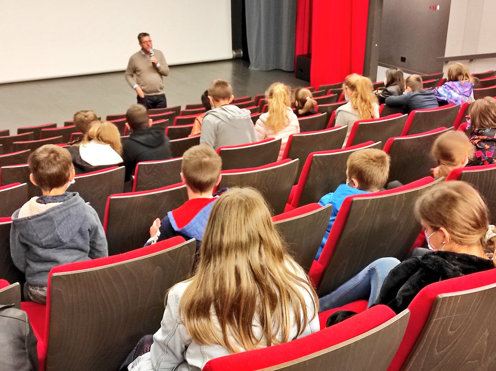 #dsden55 <a href="/DSDEN55/">DSDEN55</a> Projet Cinédoc55 1ère séance au cinéma dans les 3 TER du 55, avec le film documentaire Des Bêtes et des Sorcières en présence du réalisateur Dominique Hervelin. Une belle rencontre, merci à tous !