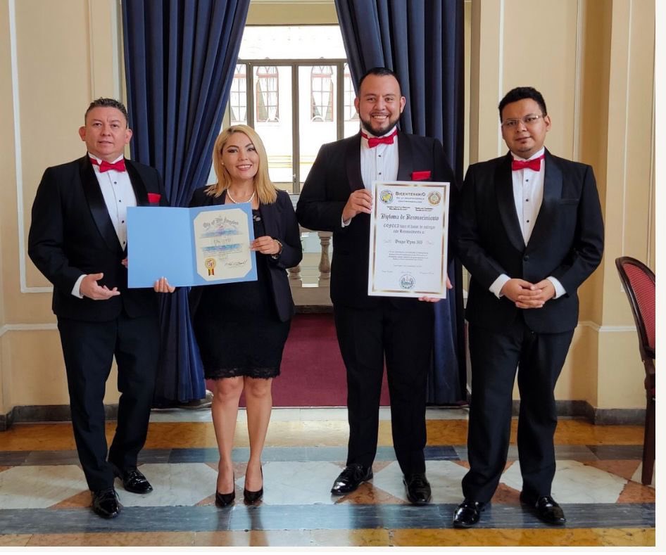 cofecaoficial's tweet photo. En el día de hoy 23 de septiembre de 2021 el grupo vocal @opus503 recibió por parte de la Licda. Ana Flores en representación de COFECA un merecido reconocimiento por su colaboración en el Desfile y Festival de La Independencia Centroamericana en el 2019.
#cofeca https://t.co/28SaCVuDUQ