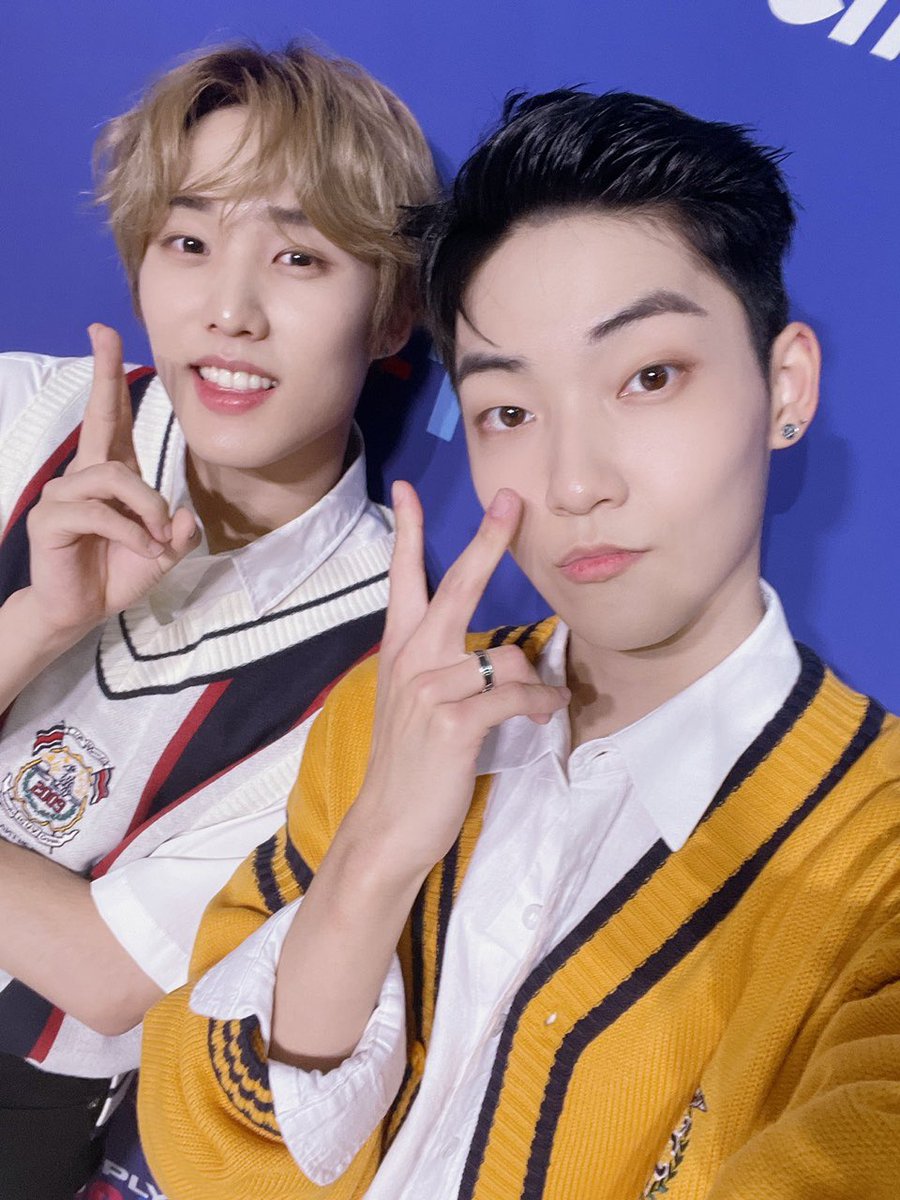 moonbaelive's tweet photo. WAIT HOLD UP

technically there’s no “simply kpop” sign in these selfies… https://t.co/P5PzLrrqKe